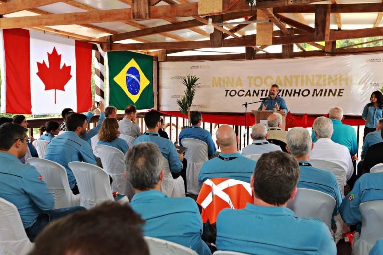 G Mining Ventures presentation event at the Tocantinzinho Mine with attendees seated in front of Canadian and Brazilian flags.